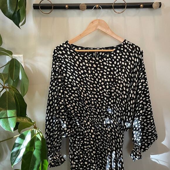 GiGiO Black & White Polka Dot Dress with Batwing Sleeves, Size M, NWOT - Picture 2 of 10